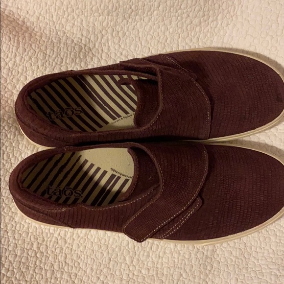 Taos Soul Sneaker Bordeaux Emboss Suede Sz 10 NWOT - Picture 3 of 8
